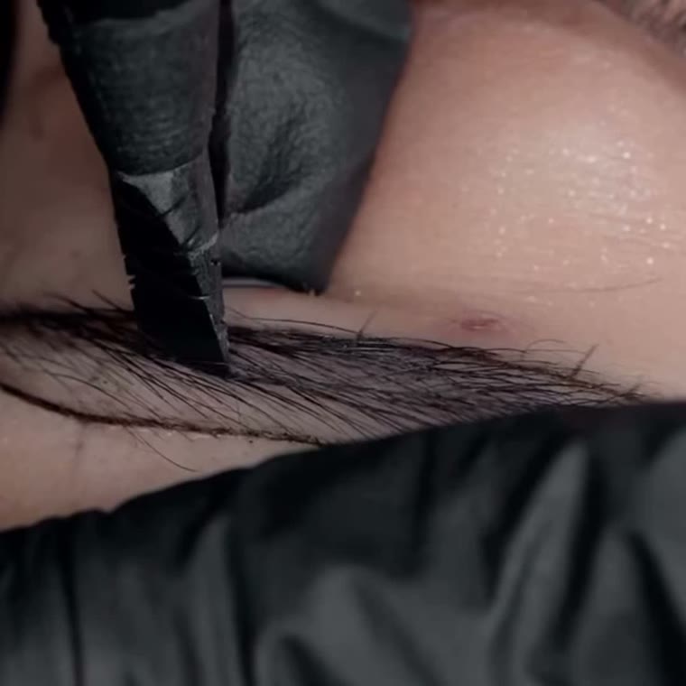 Microblading-behandling hos Home of Beauty i Solna
